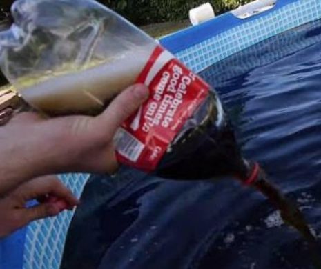 A umplut o piscina cu 6 tone de Coca-Cola, apoi a aruncat galeti cu Mentos inauntru. Ce a urmat VIDEO