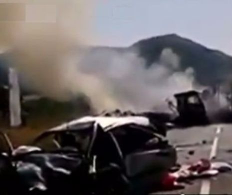 Accident ÎNGROZITOR în MEHEDINȚI. DOUĂ Tir-uri și un autoturism s-au făcut SCRUM după un IMPACT MORTAL