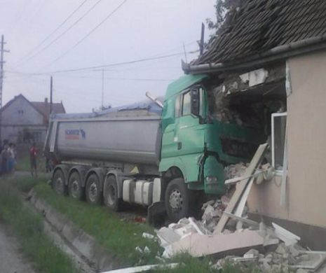 Accident rutier GRAV în județul Timiș! Un camion a intrat într-o LOCUINTĂ