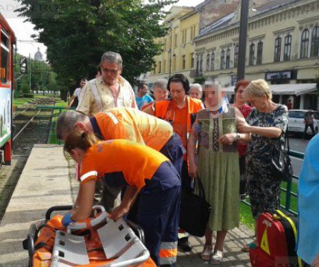 Accident teribil în Arad: O femeie a fost târâtă de tramvai câţiva metri