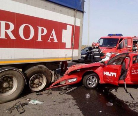 Accident VIOLENT între un TIR și un autoturism, pe autostrada A2. Trei femei au rămas ÎNCARCERATE | FOTO