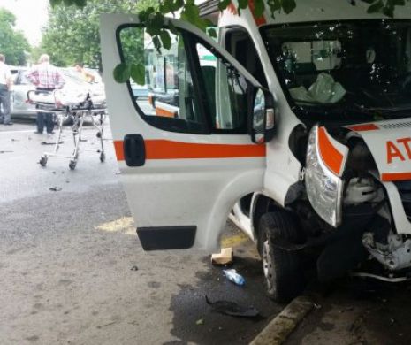 Ambulanţă implicată în accident la Constanţa. Cinci victime au ajuns la spital