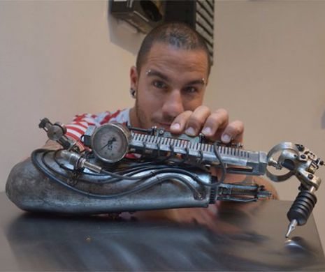 Bărbatul cu braț de ROBOT care tatuează. Povestea INCREDIBILĂ a artistului care desenează cu o mână BIONICĂ | GALERIE FOTO