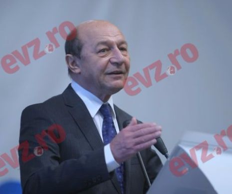 Băsescu, atac la Iohannis şi Cioloş: "Nu Preşedinte, nu Premier, nu miniştri, nu politicieni printre oamenii loviţi de natură"