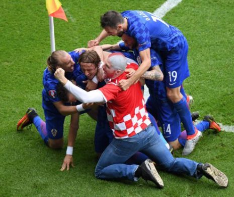 Batai, torte in tribune si suporteri dezbracati pe teren. Imaginile incredibile de la Euro care nu s-au vazut la TV! Un fan al Croatiei s-a bucurat cu jucatorii pe teren la golul cu Turcia. GALERIE FOTO