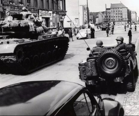 Confruntarea dintre ruşi şi americani la Checkpoint Charlie: conflictul care ar fi putut declanșa un AL TREILEA RĂZBOI MONDIAL | GALERIE FOTO