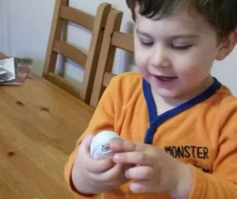 De-a râsul-plânsul! Ce „surpriză” a descoperit un băieţel într-un ou de ciocolată. Adulţii ar fi fost fericiţi...