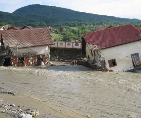 Doi morți, sute de case luate de inundații. Cioloș și Iohannis le ignoră, preferă străinătatea