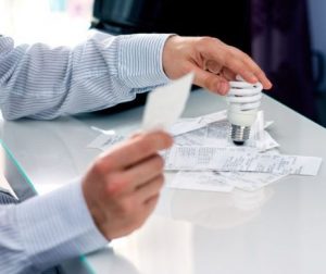 Curent mai ieftin din august. ANRE propune reducerea tarifelor la energie electrică