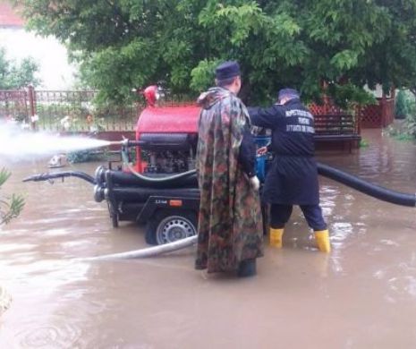 Hunedoara: drumuri blocate, zeci de gospodării inundate