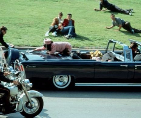 Imagini RARE cu cel mai controversat episod din istoria Americii. Asasinarea lui JFK rămâne unul dintre cele mai mari MISTERE ale lumii  | GALERIE FOTO