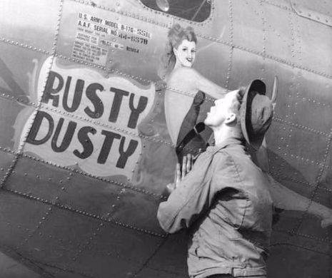 Imaginile OBSCENE pictate pe avioanele din perioada celui De-al Doilea Război Mondial. Cum SE DISTRAU soldații când se aflau departe de casă | GALERIE FOTO