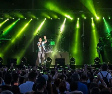 Maroon 5, show incendiar în Piața Constituției