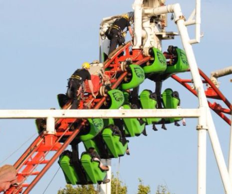 Momente dramatice într-un parc de distracții. Un roller coaster a deraiat și a intrat într-un carusel pentru copii | GALERIE FOTO