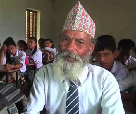 Niciodată nu e prea târziu să-ți reiei studiile. Un bătrân din Nepal s-a întors șa școală după decenii de absență | GALERIE FOTO și VIDEO