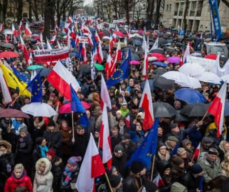 POLONIA. Mii de oameni în stradă, pentru a sărbători căderea COMUNISMULUI și a blama guvernul de DREAPTA