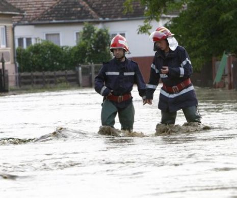 POTOP în Nord-Estul României. Inundaţiile au devastat mai multe judeţe din Moldova. Cel puţin două persoane şi-au pierdut viaţa