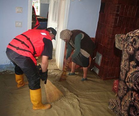 Potopul apocaliptic  A LOVIT mai multe localităţi din România. Codul portocaliu de inundaţii şi alunecări de teren a fost prelungit