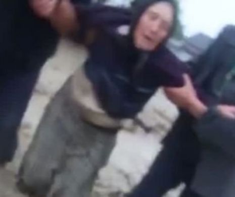 SCENE TERIFIANTE în BACĂU. O bătrână A FOST LUATĂ DE viitură chiar în faţa jurnaliştilor | VIDEO