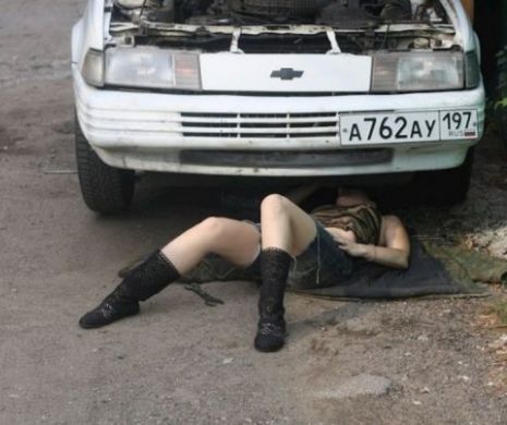 Toţi bărbaţii vor să-şi ducă maşina la reparat în garajul acestei rusoaice provocatoare | GALERIE FOTO