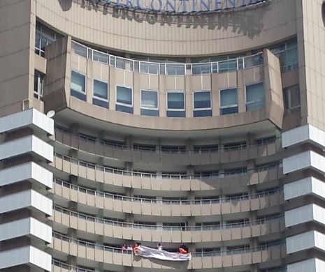 Un bărbat cu o mască pe faţă ameninţă că se aruncă de la etajul al 16-lea al hotelului Intercontinental, din Bucureşti