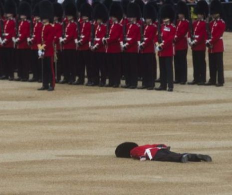 Un ofiţer din garda Marii Britanii a leşinat în timpul paradei militare dedicate aniversării reginei Elisabeta a II-a