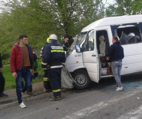 Un polițist din Iași a fost la un pas să comită o tragedie rutieră în județul Cluj. Nouă persoane au ajuns la spital
