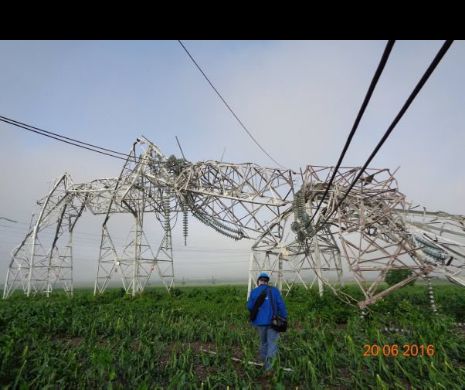 Vântul pune la pământ stâlpii Transelectrica. România, în pragul unei pene generalizate de curent