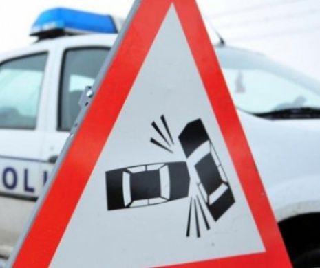 ACCIDENT GRAV în județul Cluj. TREI MORȚI și PATRU RĂNIȚI după ce o mașină a pătruns pe CONTRASENS și s-a IZBIT FRONTAL de altă mașină