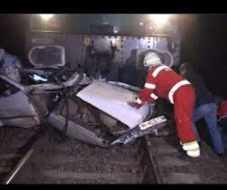 ACCIDENT TERIFIANT pe calea ferată. O mașină a fost LOVITĂ de un TREN. Șoferul a fost TRANSPORTAT la spital cu un ELICOPTER SMURD