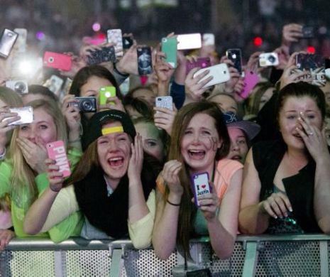ADIO FOTOGRAFIILOR în timpul concertelor! S-a dezvoltat tehnologia care ar putea OPRI CAMERELE smartphone-urilor folosite la concerte