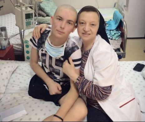 Cancerul l-a lăsat fără piciorul drept. Trista poveste a unui tânăr în vârstă de 15 ani care se chinuie să strângă bani pentru proteză