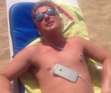 Ce s-a intamplat cu acest barbat, dupa ce a adormit din greseala pe plaja, cu telefonul pe piept. Imaginile sunt virale: FOTO