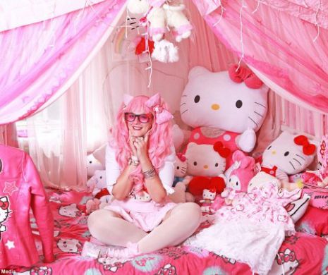 Femeia care este OBSEDATĂ de Hello Kitty! A CHELTUIT peste 30.000 de LIRE pentru ca viaţa ei să fie ROZ | GALERIE FOTO