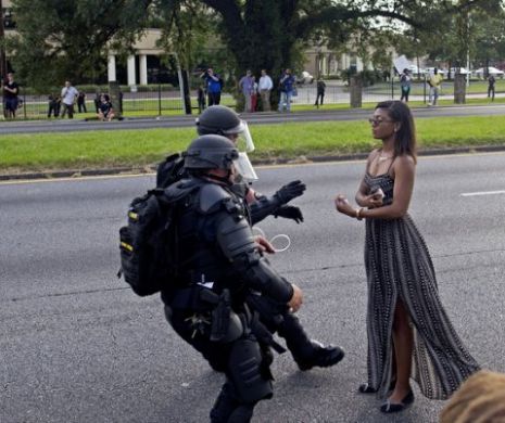 Imaginea care face inconjurul lumii. Ce s-a intamplat cu aceasta femeie la protestele din SUA fata de brutalitatea politiei