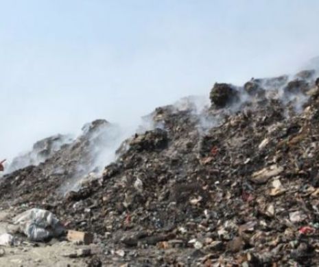 Incendiu DEVASTATOR la groapa de gunoi Glina. ISU încearcă să stingă FLĂCĂRILE care se întind pe 5.000 de metri pătrați