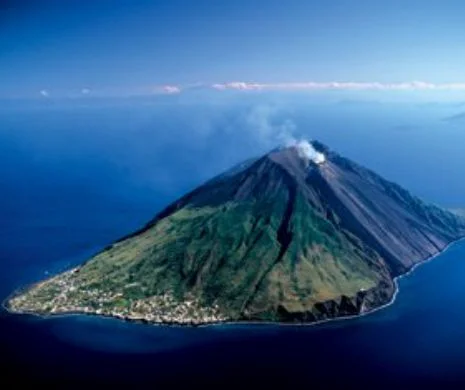 Incursiune pe Stromboli, cel mai frumos vulcan activ al Europei (FOTO)