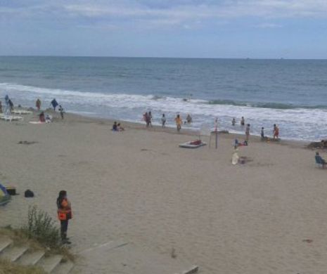 Mobilizare la Neptun pentru căutarea unui tânăr, din Bucureşti, dispărut în valuri. Steagul roşu care interzice scădatul în mare, ignorat de turişti