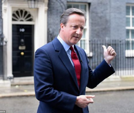 Momente bizare pe Downing Street 10. David Cameron părăseşte funcţia de premier fredonând o melodie şi vorbind singur