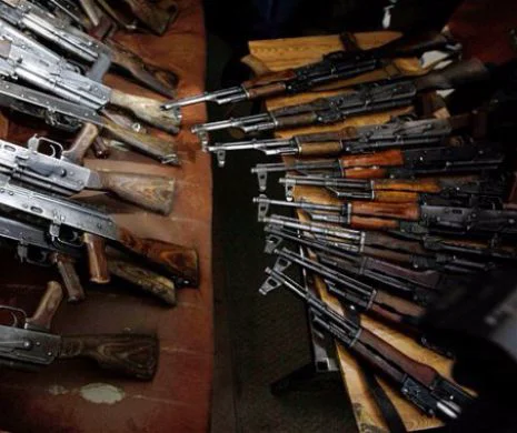 O rețea de CONTRABANDĂ care a vândut 200.000 de AK-47, lansatoare de RACHETE și TANCURI, destructurată într-o operațiune de PROPORȚII