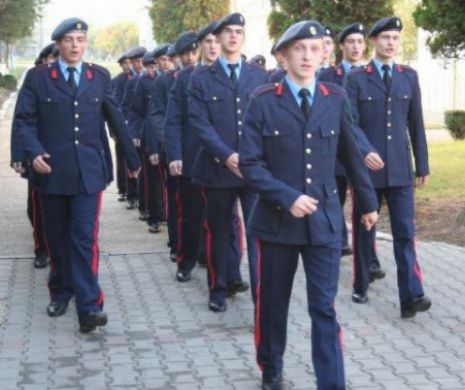 PREMIERĂ: Armată română RECRUTEAZĂ elevi de LICEU. Ce trebuie să facă TINERII