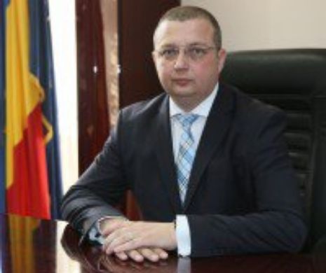 REVOLTĂTOR. Prefectul de Ilfov, Adrian Petcu, fumează chiar în sediul instituţiei pe care o conduce