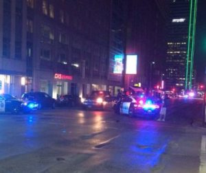 TEROARE în SUA: Doi LUNETIȘTI au omorât mai mulți POLIȚIȘTI în timpul unei manifestații în DALLAS