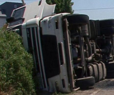 Un camion ÎNCĂRCAT cu MEDICAMENTE s-a răsturnat în această dimineată în Bistriţa