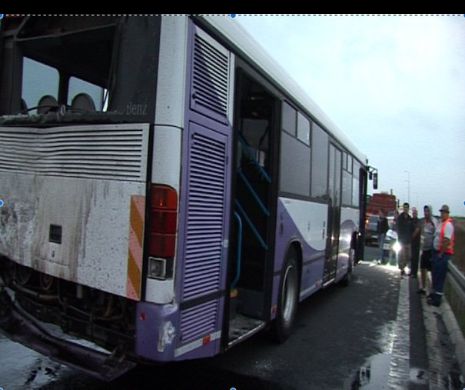 Autobuz care efectua o cursă special LOVIT pe autostradă de un TIR. UN copil și șoferul au ajuns la spital
