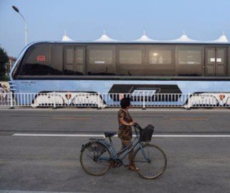 Autobuzul pe care nu-l vei vedea NICIODATĂ pe străzile din România. China a lansat un MEGA-PROIECT futurist destinat persoanelor care merg cu transportul în comun | GALERIE FOTO