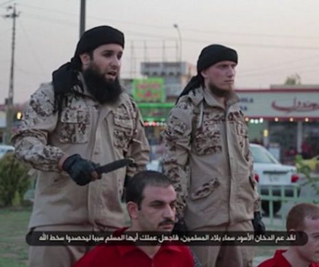 Călăii jihadişti au decapitat doi spioni, sub privirile mai multor copii