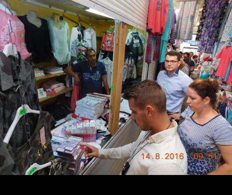Controale în pieţele din Sectorul 4. Contrabandiştii ascundeau ţigările printre hainele de la tarabă | VIDEO