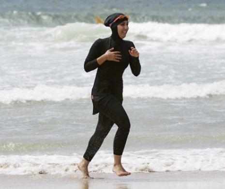 Cum au fost scoase de pe plajă și AMENDATE 10 femei care purtau „BURKINI” la Cannes