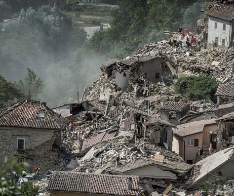 Cutremurul devastator din Italia a fost urmat de cel puţin 70 de replici. Oamenii scobesc printre ruine cu mâinile goale în cautarea celor dragi. Imaginile surprinse de o dronă arată dimensiunea dezastrului